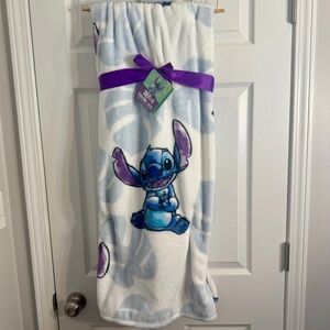 NWT. Disney's Stitch Pineapple Throw Blanket
Soft oversized plush throw.